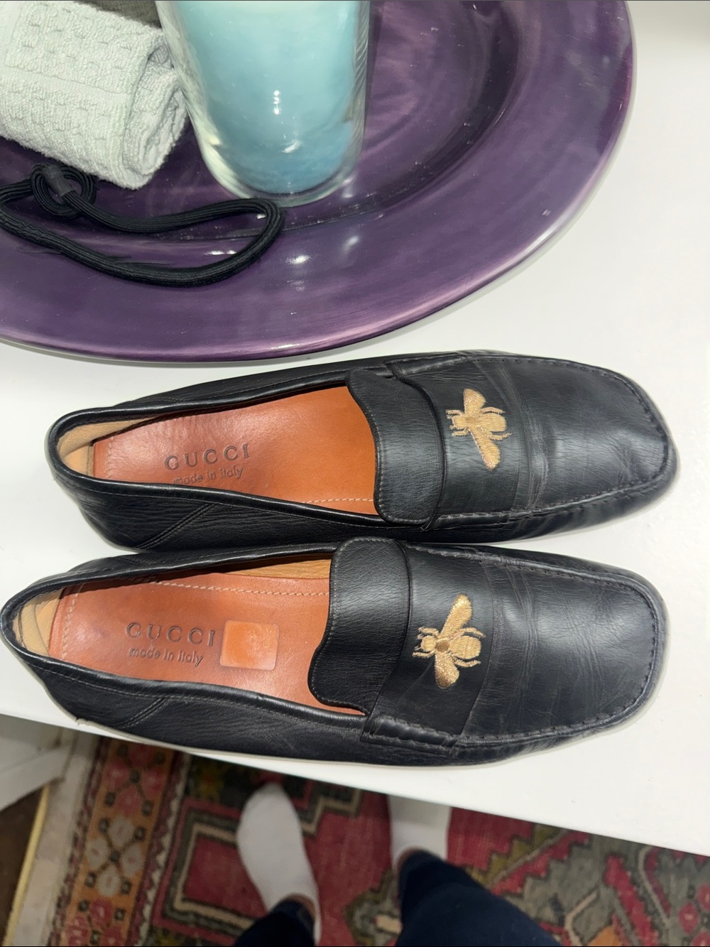 AUTHENTIC super comfy !!Gucci Black Leather Loafers with Gold Bee Detail - Picture 2 of 11